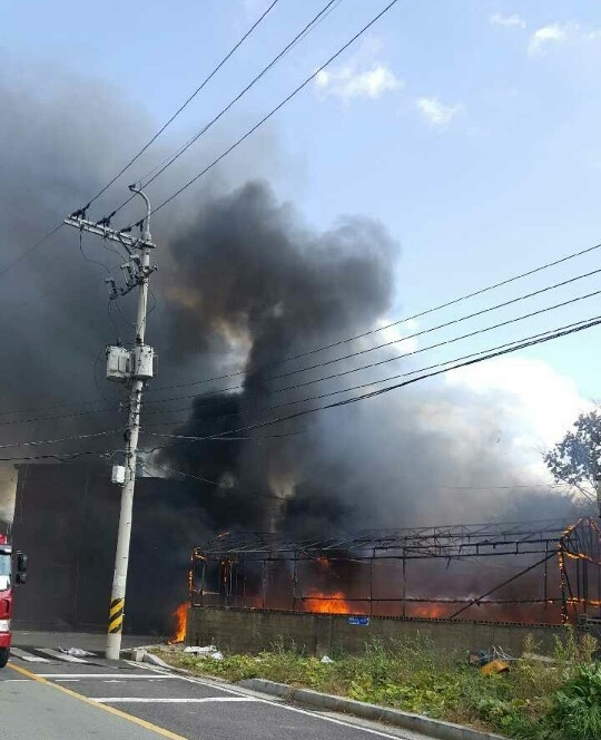 부산 기장미역 가공공장이 화염에 휩싸이고 있다.(사진제공=부산지방경찰청)