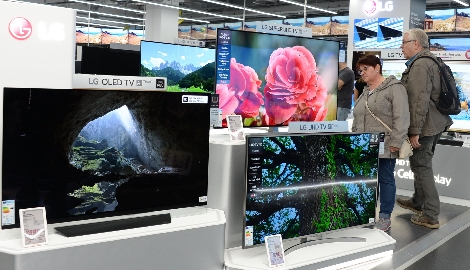 유럽 소비자들이 가전 매장에서 LG 올레드 TV를 살펴보는 장면. (사진=LG전자)