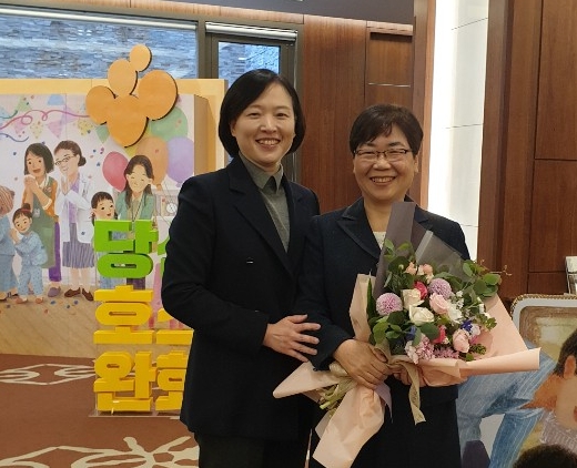 이순남 이대목동병원 혈액종양내과 교수(사진 오른쪽)과 남은미 이대목동병원 호스피스실장(사진 왼쪽) 수상 후 기념 촬영을 하고 있다.(사진=이대목동병원)