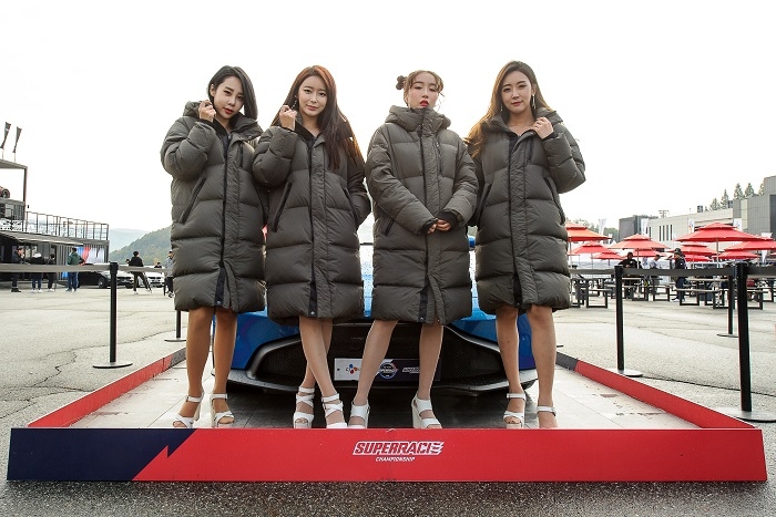 버커루, 최종전에서 레이싱 모델 포토타임 진행