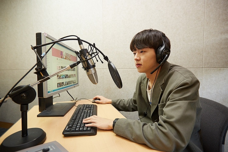 방송을 하고 있는 대구대 김찬서 학생.(사진제공=대구대학교)