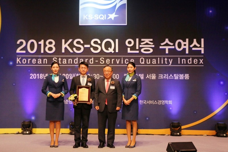 에어부산이 고객만족도 이어 서비스품질지수 조사도 ‘1위’로 선정돼 인증패를 받고 기념촬영.(사진제공=에어부산)