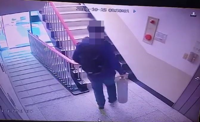 질소가스통을 갖고 올라가는 피의자 모습.(사진제공=부산지방경찰청)