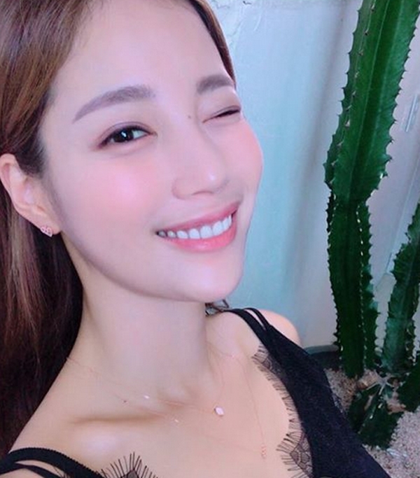 기은세, 여리여리 부러질 듯 쇄골...빠져들 듯한 윙크