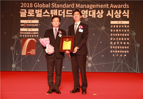 사진 왼쪽부터 이창열 한국동서발전 안전품질실장과 백동현 한국산업경영시스템학회 학회장(사진=동서발전 제공)