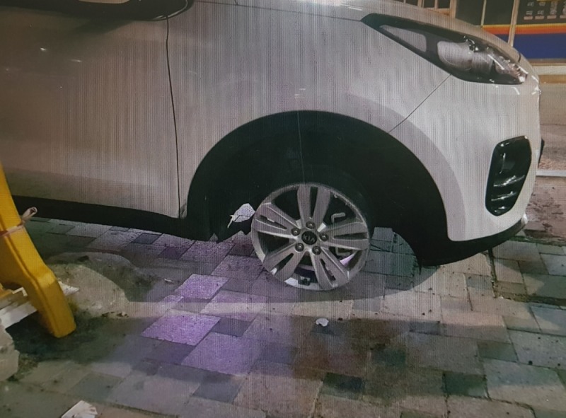 타이어가 파손된채 역주행한 차량.(사진제공=부산지방경찰청)