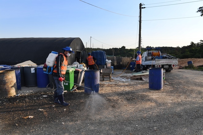 오규석 기장군수가 장안 AI발생농가에서 직접 방역 작업을 하고 있다.(사진제공=기장군)