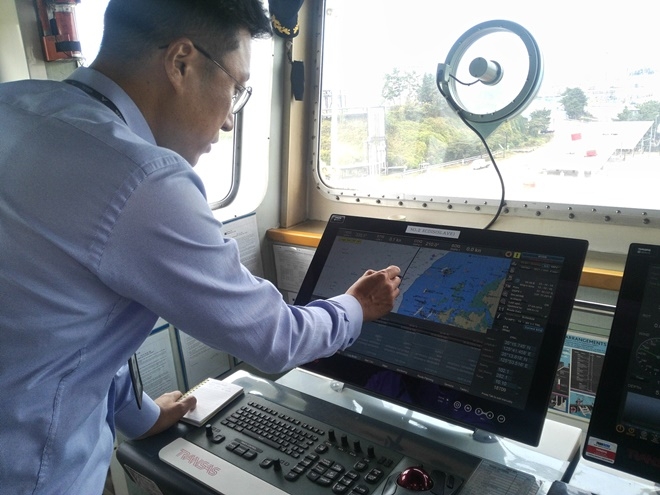 해경 관계자가 유해액체물질 불법배출선박의 과거항적을 조사하고 있다.(사진제공=울산해양경찰서)