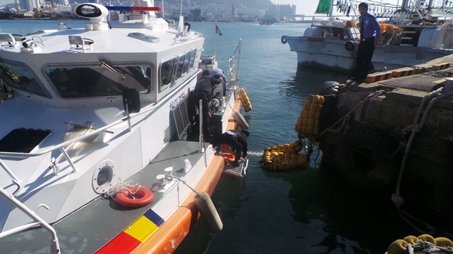 해상에 추락한 익수자를 구조하고 있다. (사진제공=부산해양경찰서)