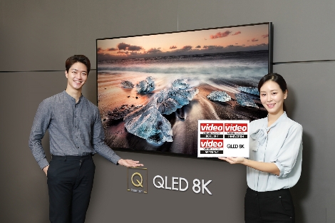 삼성전자 모델들이 디지털프라자 대치점에서 85인치 'QLED 8K'(제품:Q900R)를 소개하고 있다. (사진=삼성전자)