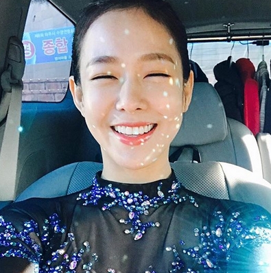 '해맑은 미소'...경수진, '시스루 의상 매칭한 올림머리 포스'