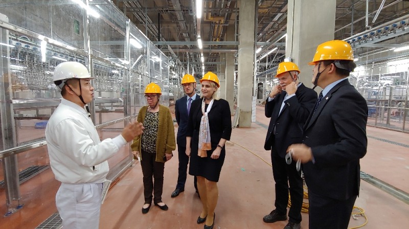 5일 네덜란드 농업자연식품품질부 Sonnema(왼쪽에서 네번째) 차관이 닭고기 전문기업 (주)하림 본사를 방문해 새롭게 들어서는 익산공장의 최신 도계설비에 대해 하림 직원에게 설명을 듣고 있다. (사진=하림)