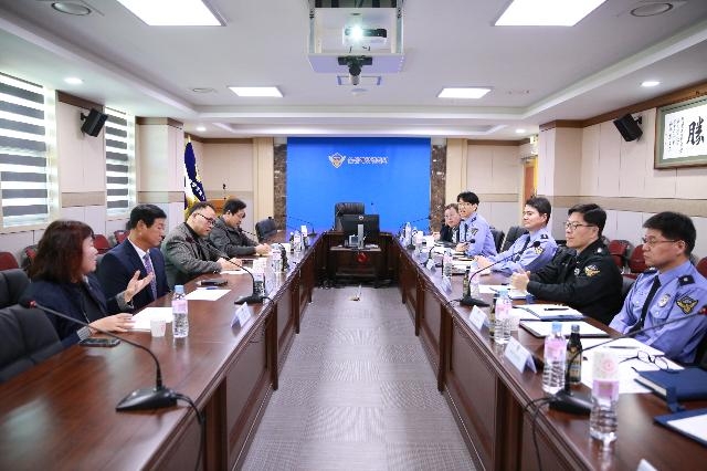 울산해경이 한국해양구조협회 울산지부와 간담회를 갖고 있다.(사진제공=울산해양경찰서)