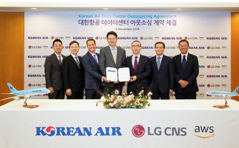 행사에 참석한 관계자들이 기념촬영을 하고 있는 모습 (왼쪽부터 장성현 대한항공 전무, 장정욱 AWS 코리아 대표이사, 에드 렌타 (Ed Lenta) AWS 아시아태평양지역 총괄 디렉터, 조원태 대한항공 사장, 김영섭 LG CNS 사장, 원덕주 LG CNS 전무, 현신균 LG CNS 전무)