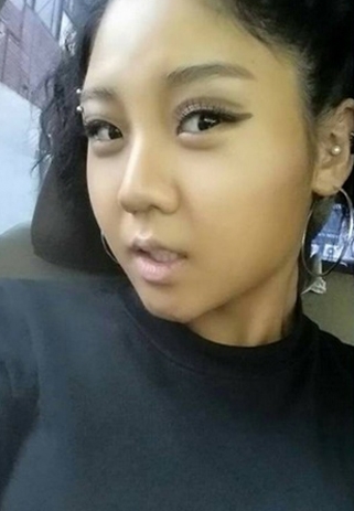 '남다른 포스'...트루디, '짙은 스모키 화장 날렵한 턱선