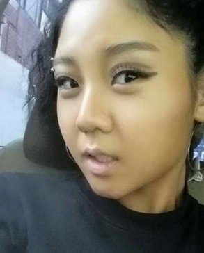 날렵한 턱선....트루디, '짙은 스모키 화장 남다른 포스'