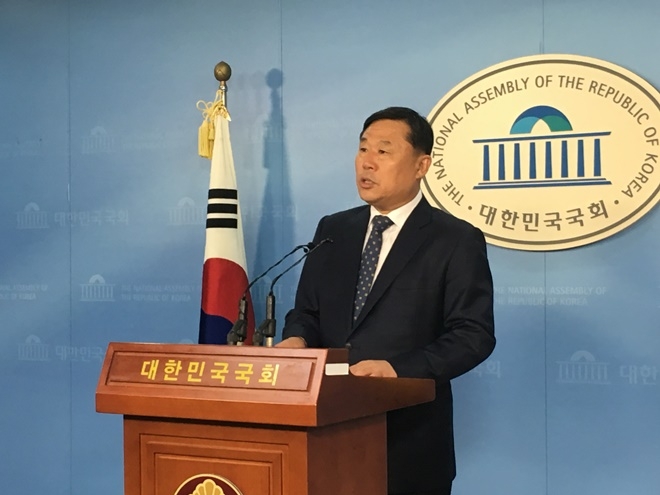 김종훈 국회의원이 7일 오전 국회정론관서 기자회견을 열고 윤종오 전 울산북구청장엥 대한 법원경매 중단을 촉구하고 있다.(사진제공=김종훈의원실)