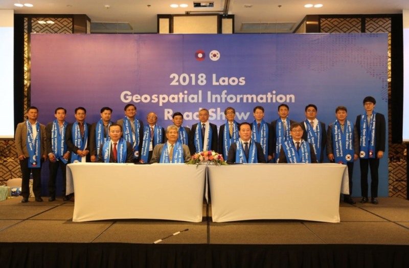 공간정보 로드쇼 개막식에서 LX와 라오스 천연자원환경부 토지국 간 공간정보 분야 상호협력 실행 강화를 위한 양해각서(MOU)를 서명하고 기념사진을 촬영하고 있다. (사진=LX)