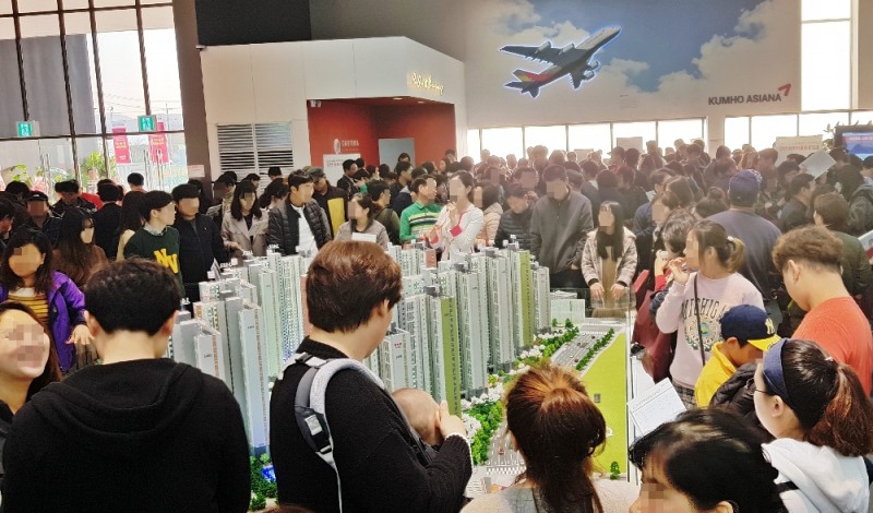 검단 금호어울림 센트럴 견본주택 내방객들. (사진=금호건설)