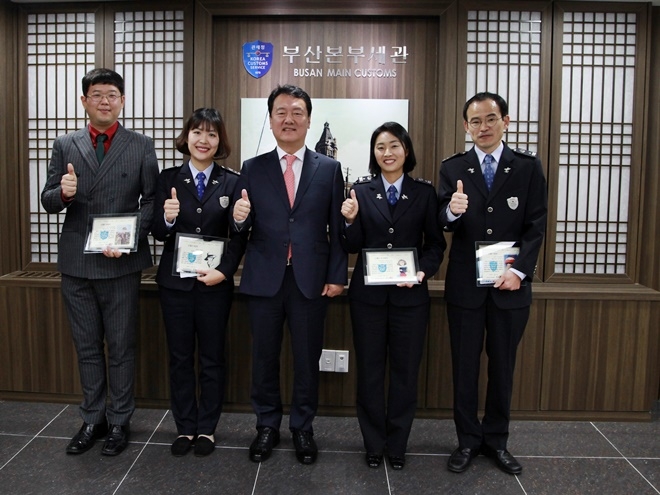 양승권 부산본부세관장(사진 가운데)이 최혜영 관세행정관과 분야별 유공자들과 기념촬영을 하고 있다.(사진제공=부산본부세관)