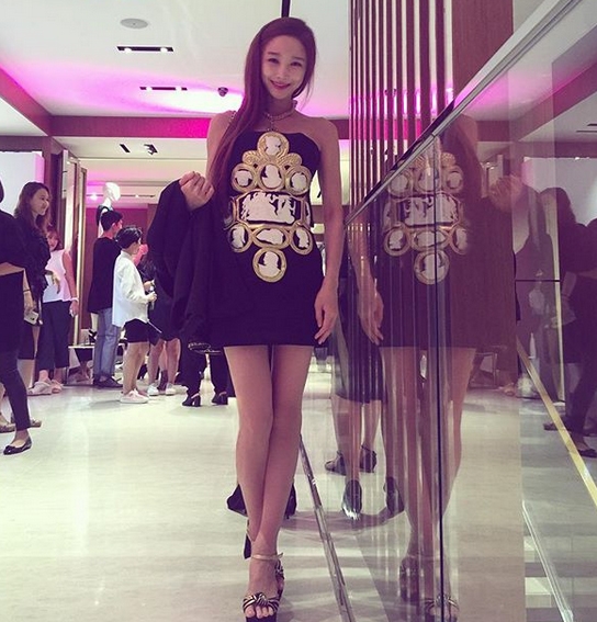 눈을 의심케 하는... 한 미녀감독, '쭉뻗은 고속도로 여리여리'