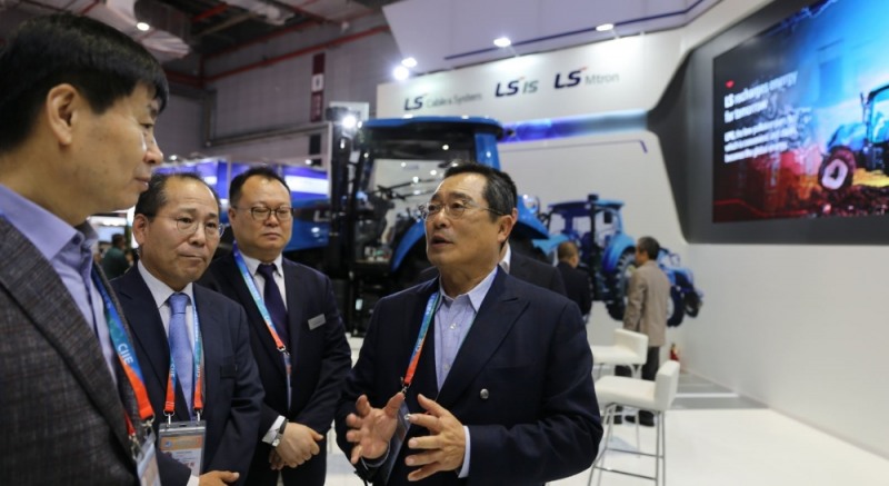 구자열 LS그룹 회장(맨 오른쪽)이 8일, 중국 상해에서 개최된 중국 국제수입박람회에 참관, LS그룹의 전시장을 둘러보고 있다. (사진=구자열 LS그룹)