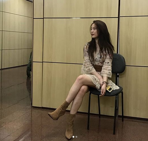 부러질듯 가녀린...허영지, 긴 머리 늘어뜨린 자태