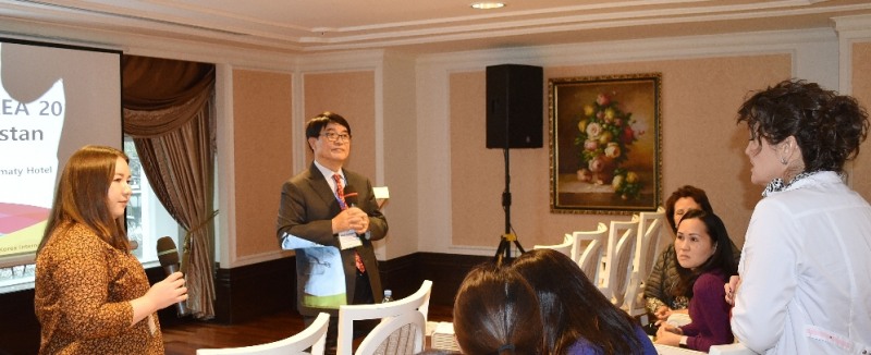 백남선 이대여성암병원장이 카자스흐탄을 방문해 현지 주민과 외국인 환자 유치 업체 관계자와의 교류회에서 특강 후 질의응답 시간을 가지고 있다.(사진=이화의료원)