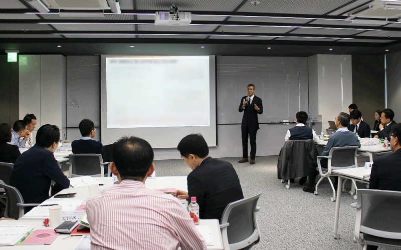 CP Change Agent 양성과정에서 김&장 강한철 변호사가 임직원들을 상대로 강연을 진행하고 있다. (사진=CJ헬스케어)