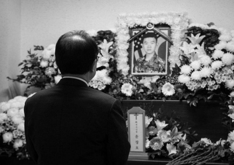 오거돈 부산시장이 윤창호씨 빈소를 찾아 조문하고 있다.(사진=오거돈 페이스북)