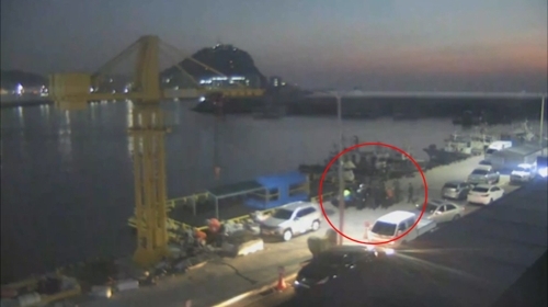 시민들과 차량을 들어올려 밑에 깔린 남성을 구조하고 있다.(사진제공=부산해양경찰서)