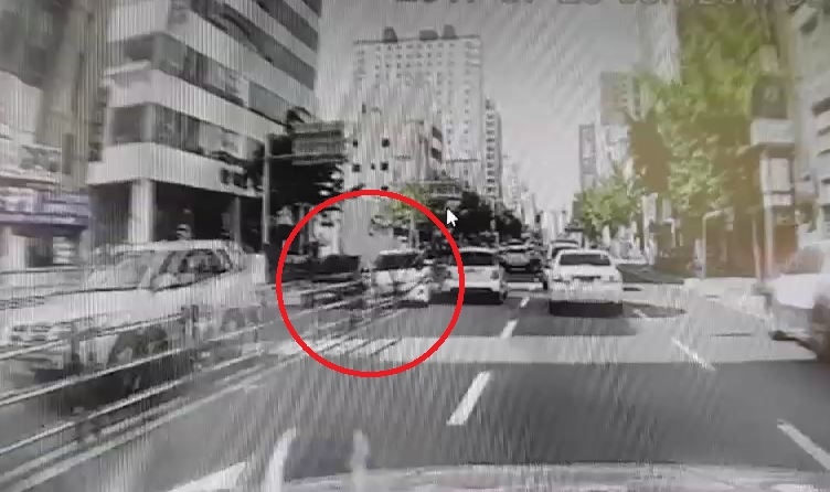 고의 교통사고를 유발하고 있는 장면.(사진제공=부산지방경찰청)