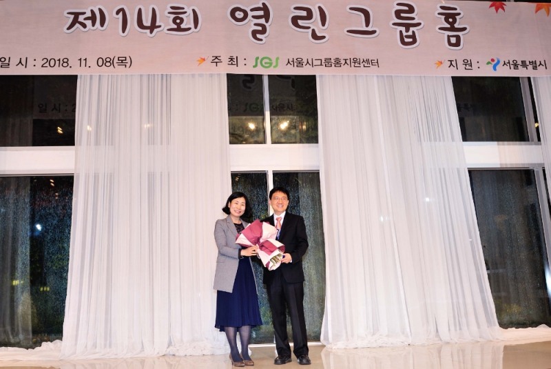 윈체 김형진 대표이사(오른쪽)와 서울시그룹홈지원센터 김수진 소장(왼쪽)이 기념 촬영을 하고 있다.(사진=윈체)