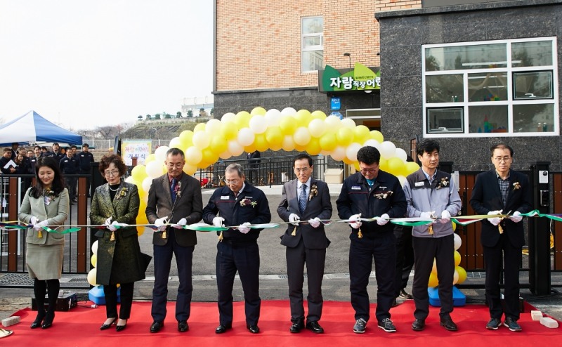 (왼쪽 세 번째부터) 평택시청 차상돈 송탄출장소장, 쌍용자동차 최종식 대표이사, 근로복지공단 홍성진 의료복지이사 등이 자람어린이집 개원식에서 테이프컷팅을 하고 있다.(사진=쌍용자동차)