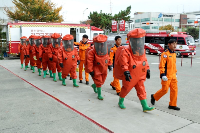 화학보호복을 착용하고 있다. (사진제공=울산시)