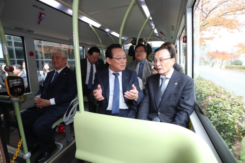 이해찬 대표가 송철호 시장의 설명을 듣고 있다.(사진제공=울산시)