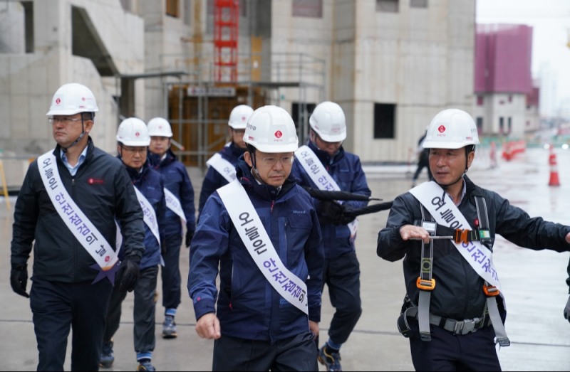 하석주 대표이사(사진 가운데)가 현장을 돌아다니며 점검을 하고 있다.(사진=롯데건설)