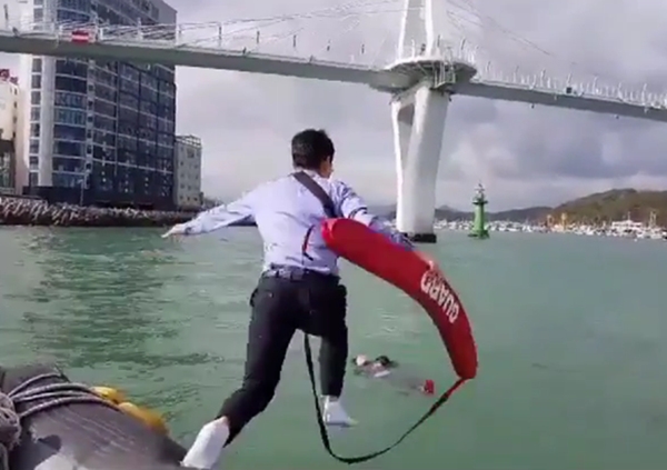 해경이 익수자를 구조하기 위해 바다로 뛰어들고 있다.(사진제공=울산해양경찰서)