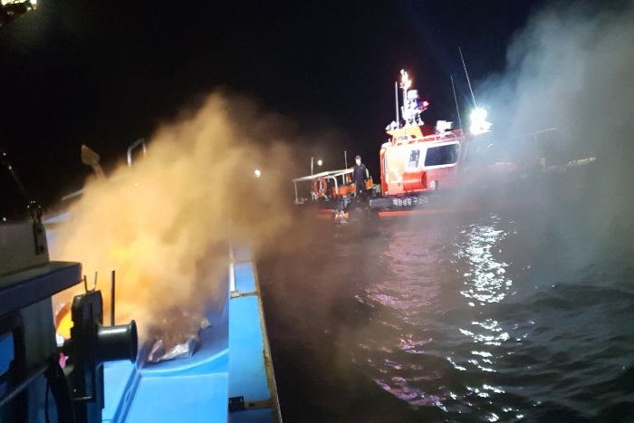12일 오후 6시 부산시 사하구 다대동 목도 인근 해상에서 해양사고 구조역량 강화를 위한 야간 실전형 현장훈련(FTX)을 실시하고 있다. (사진제공=남해지방해양경찰청)