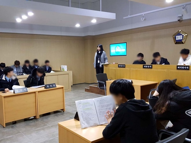 부산솔로몬로파크에서 모의법정을 체험하고 있다. (사진제공=경주준법지원센터)