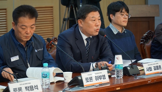 김종훈 국회의원이 발언을 하고 있다,