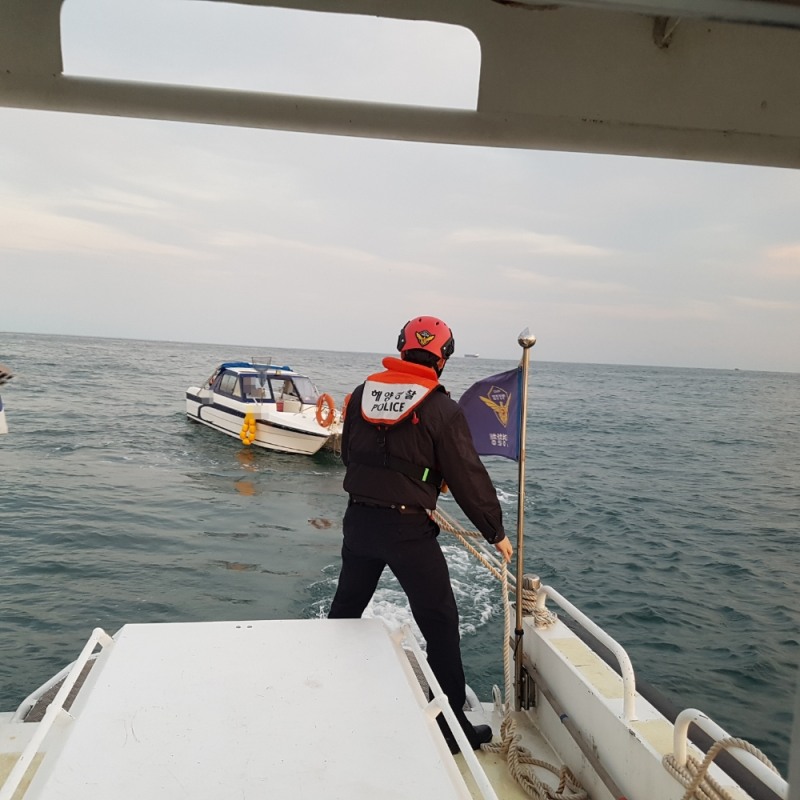 강동해경파출소 직원이 예인줄을 연결중이다.(사진제공=울산해양경찰서)