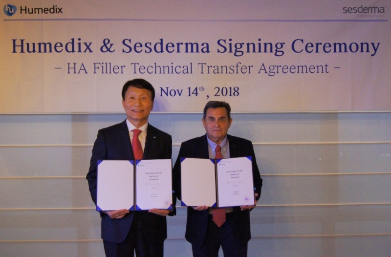 ▲지난 14일 홍콩에서 휴메딕스 정구완 사장(좌측)과 세스더마社 Dr.Gabriel Serrano 회장(우측)이 히알루론산 필러 ‘엘라비에 프리미어’ 필러 생산 기술 이전 계약을 체결했다.