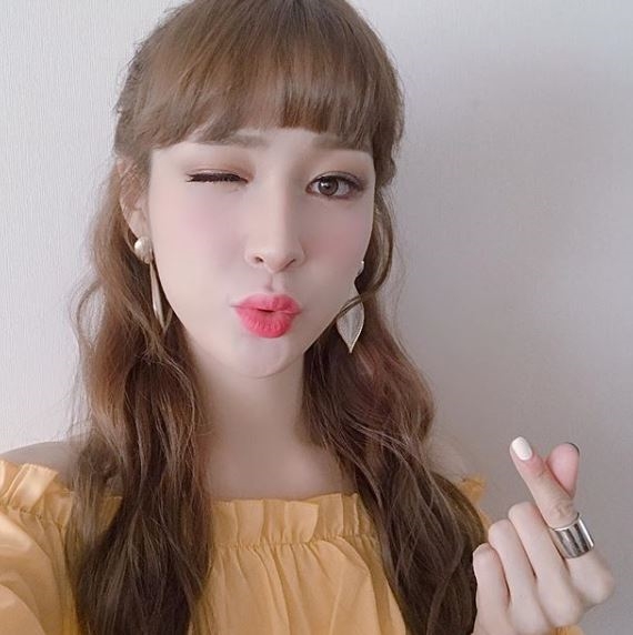 상큼한 매력이 돋보이는 윙크....지나유, 돋보이는 우윳빛 피부