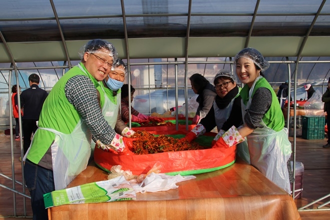 김앤장 법률사무소 사회공헌위원회가 김장을 담그고 있다.(사진제공=중앙가정위탁지원센터)