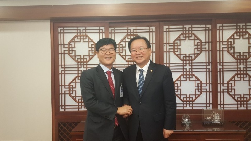 변광용 거제시장이 김부경 행안부장관과 기념촬영.(사진제공=거제시)