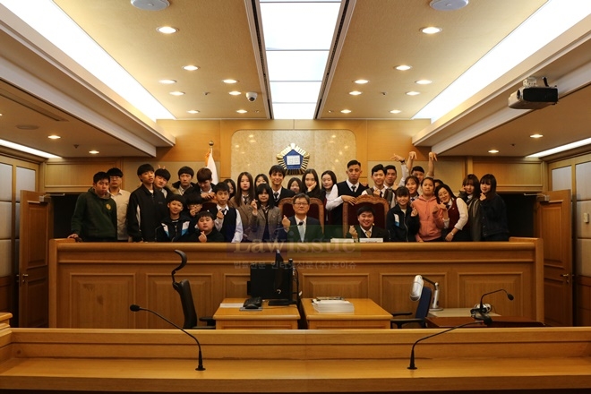모의법정을 체험하고 기념촬영을 하고 있다.(사진제공=부산가정법원)