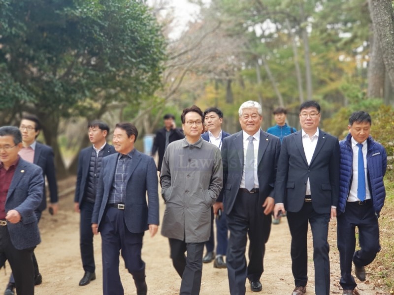 울산 북구 이상헌 의원의 초청으로 방문한 안민석 위원장이 개발지연 상황인 울산 북구 강동관광단지를 둘러보고 있다.(사진제공=이상헌의원실)