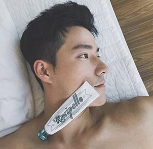 '보는순간 훈풍'...조태관, 신도 울고 갈 날렵한 턱선