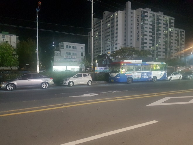 순환버스정류장 불법주·정차차량.(사진제공=거제시)